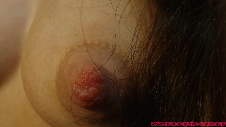 MyClearSky: MiLF munge le sue tette in una bottiglia