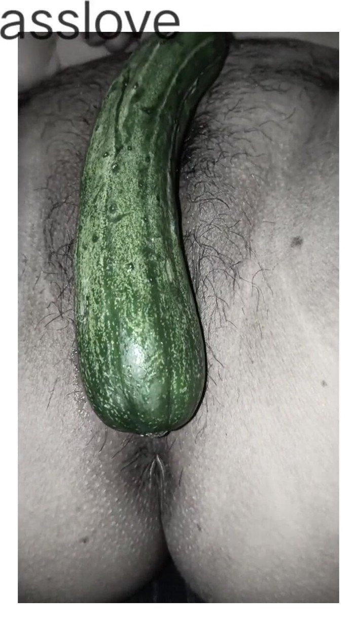 Asslove: Dưa chuột đưa vào đít của một người bạn nữ