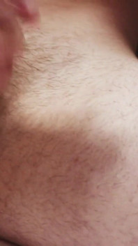 Lukus Chem masturba seu pau duro
