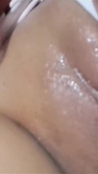 ชอบดูฉันช่วยตัวเองและลูบไล้ตัวเองแบบนี้เหรอ?