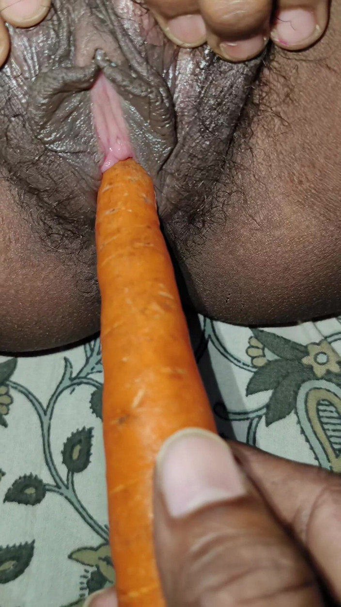 X videos: Ehefrau spielt mit karotte