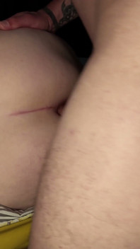 Perverzní děvka dostane hardcore anál s creampie do zadku