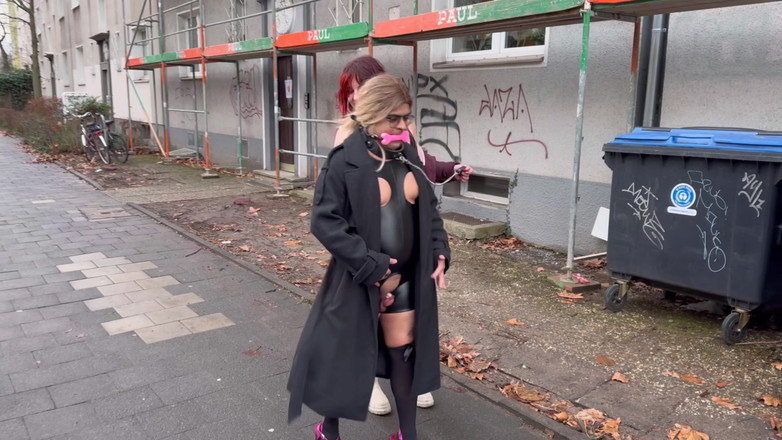 Femme Sandy: Exhibitionist Domme &amp;förödmjukad sub: Drottning Elena blinkar, sedan gags &amp; promenader Sissy...