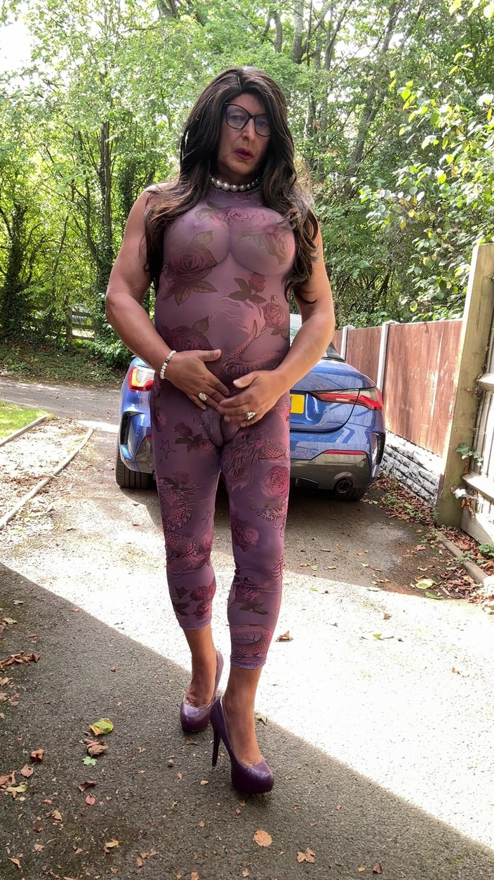 Kellycd2022: Crossdresser sexy Kellycd2022 în costum de pisică violet și tocuri în aer liber