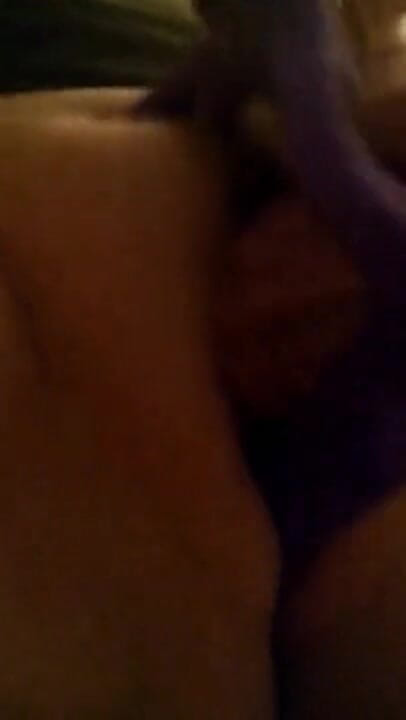 Hotwife0333: Eu mă masturbez cu vibratorul meu în timp ce soțul este...