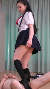La studentessa universitaria gioca con il suo insegnante calciando alle palle e ballbusting