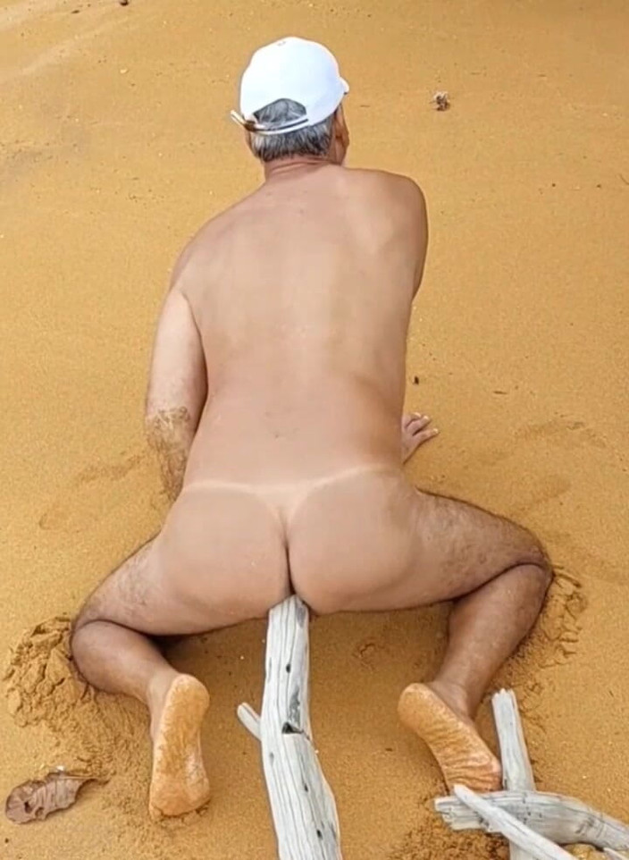 Ladysilvas: Ladysilva在海滩上赤身裸体，屁股上有一根鸡巴