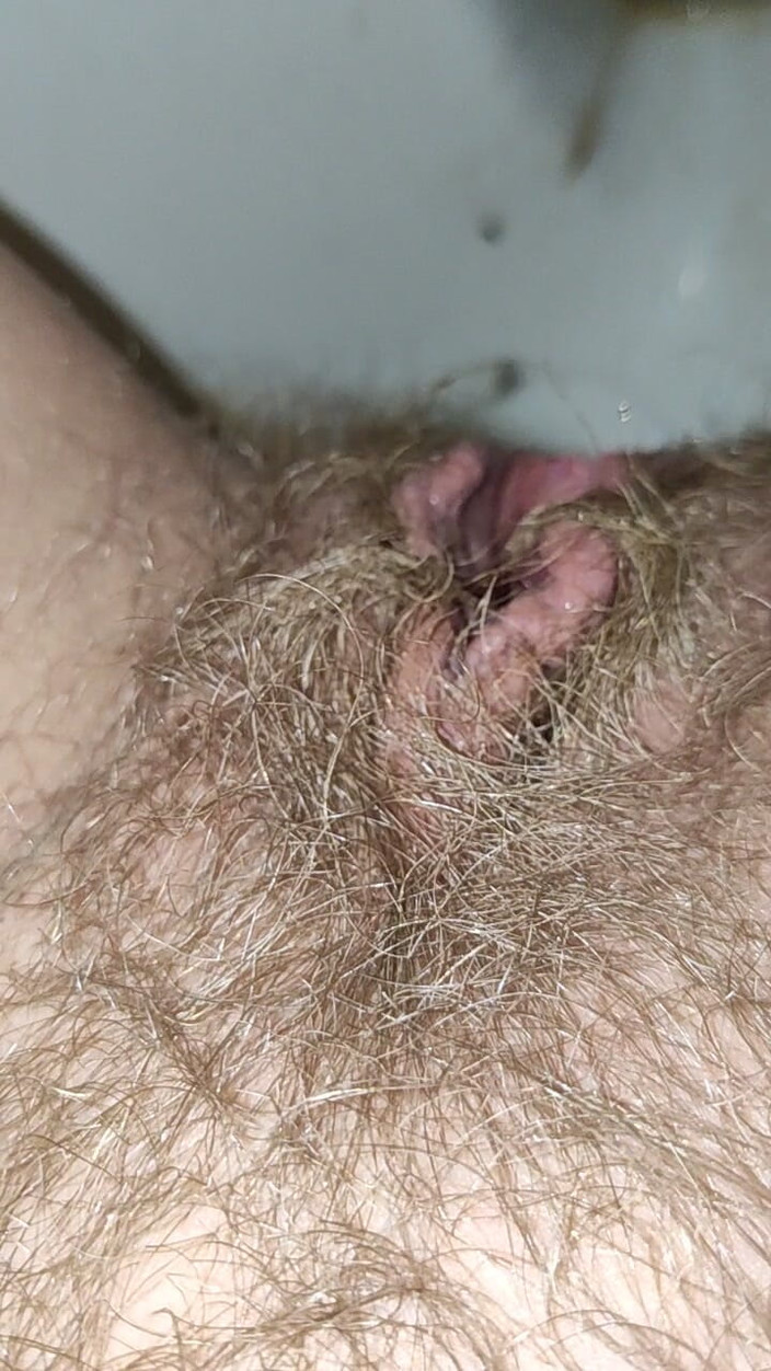 Risky Hairy Couple: Velká nálož čůrání z chlupaté kundičky