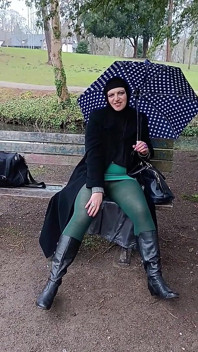 Ik speelde met een grote pik buiten in het park, gaf een pijpbeurt en plaste zelfs