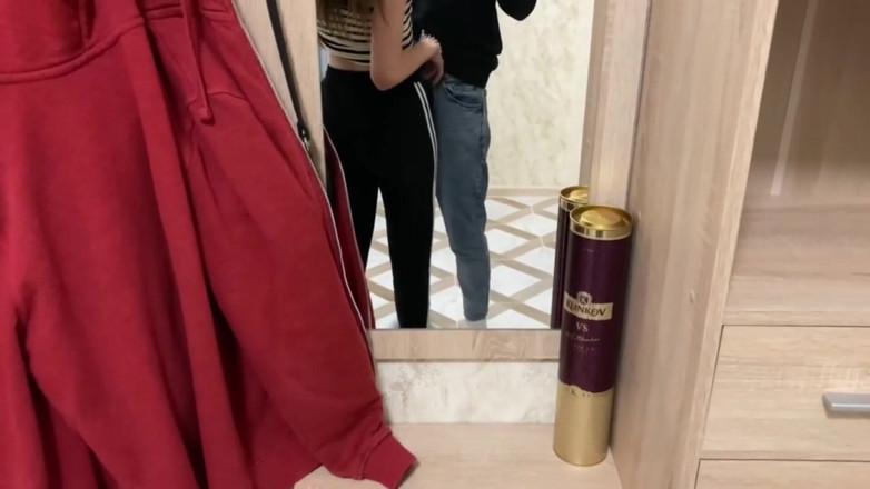 MaybeNatty: 18-jährige Nachbarin Kam Zu Besuch, Aber Sie Musste Einen Schwanz...