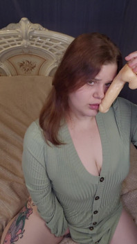 Cewek semok rambut merah lagi asik nyepong kontol dildo - pov