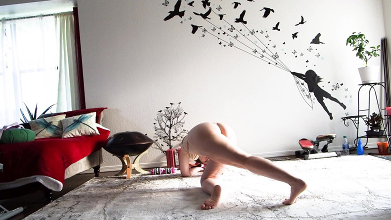 Aurora Willows: Yoga im bikini