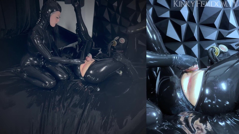 KinkyFemdomTV: Двойной анальный фистинг в латексе в противогазе