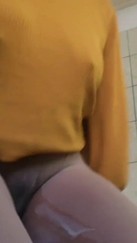 Orgasmos sin parar en la ducha de la oficina de mi jefe y él me mira chorrear en pantimedias
