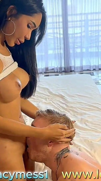 Transsexuală asiatică sexy bombă este futută de o pulă mare în analul ei cu curul mare