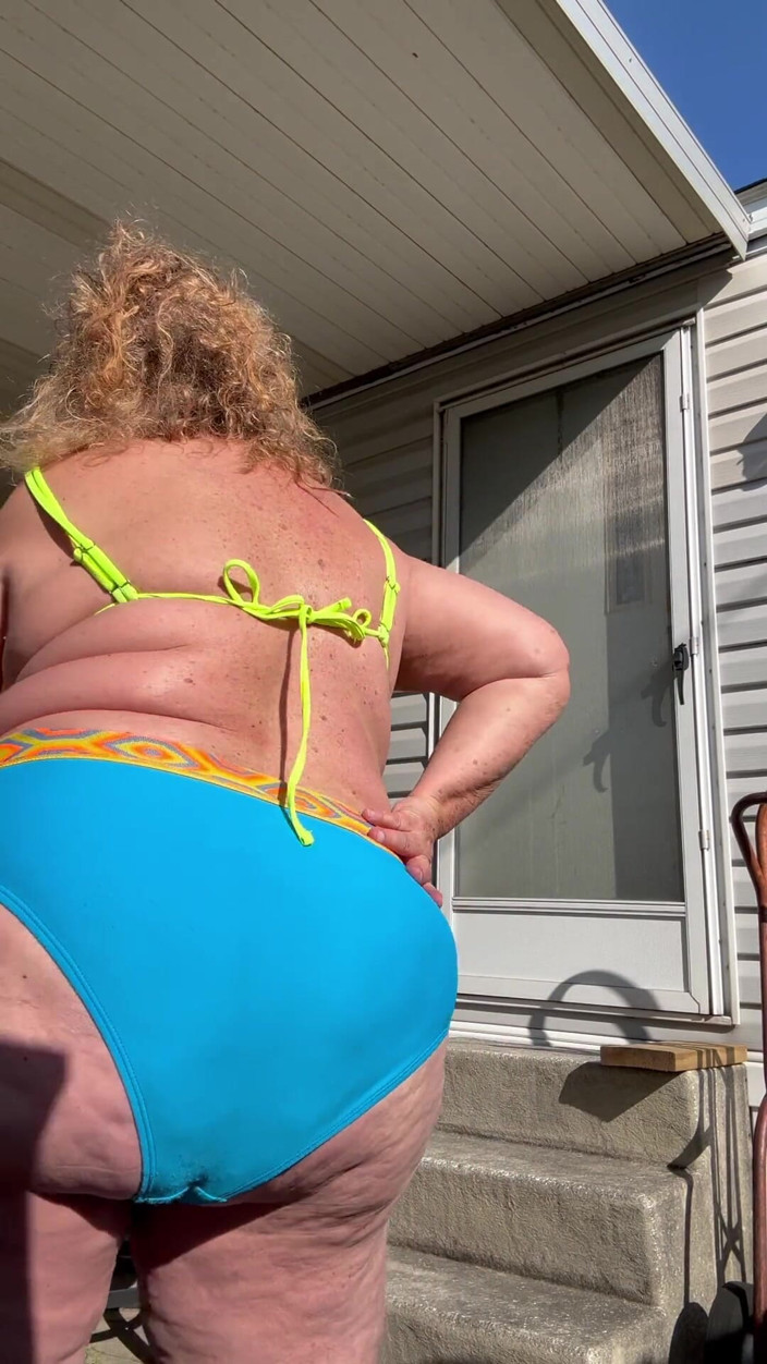 Big Ass 4 U: Outdoor Strip
