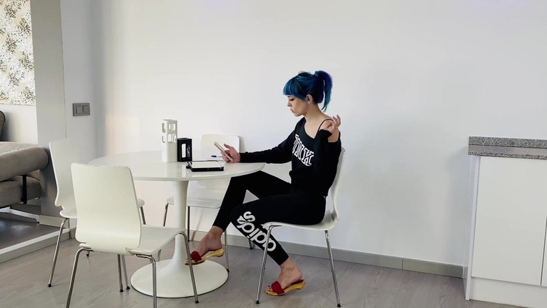 Candystart Videos: Im büro strecken und baumeln