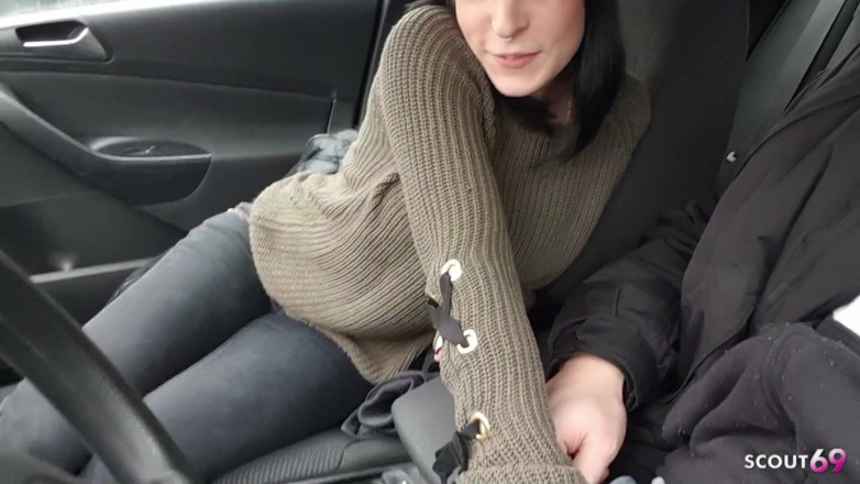 Scout69: Novia alemana da a la cita una mamada en el...