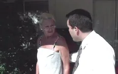 Blonde gilf wordt anaal geneukt bij het zwembad