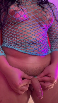 Ladyboy Kae genießt es, mit ihren Hermaphroditen in sexy dessous zu spielen.