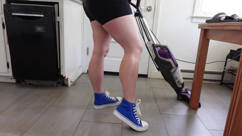 Deanna deadly: Vista de bezerros musculosos enquanto aspira em tênis converse azul