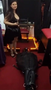Dojrzałe Dominatrix Facesits Związane Niewolnik z Ociekającą cipką Szok