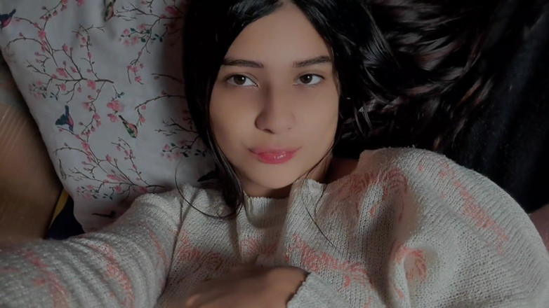 Yuli and tony: 拉丁少女展示她紧致的阴户和奶子