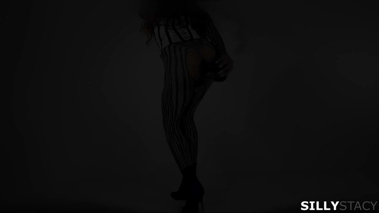 sillystacy: Stacy travestiet bij stripes lingerie met enorme anale dildo's op...