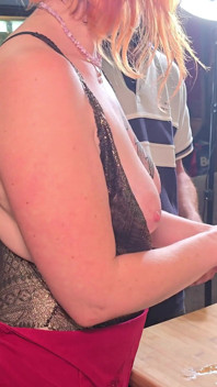Sexy kÃ1/4dchen wird von 6 safthungrigen typen gefickt und in der küche gangbang gefickt