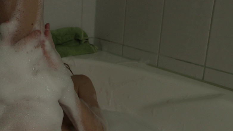AnnaHomeMix: A Slender Beauty Takes a Bath with Foam Caressing Pussy....