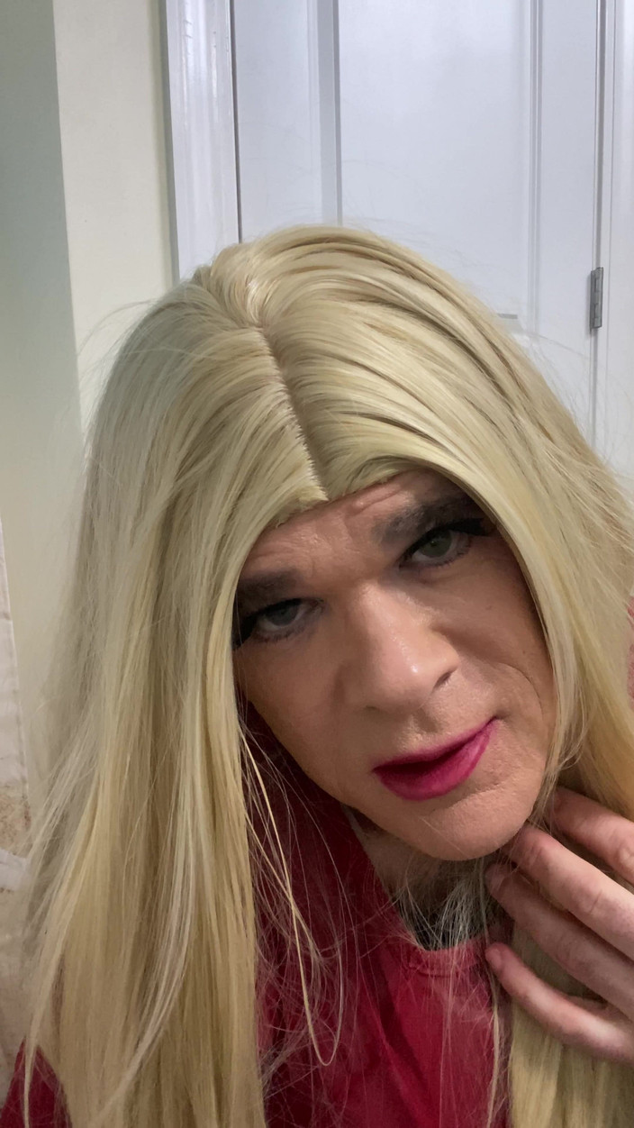 MadisonCD2025: MiLF travestito in calze nere calze e tacchi parla