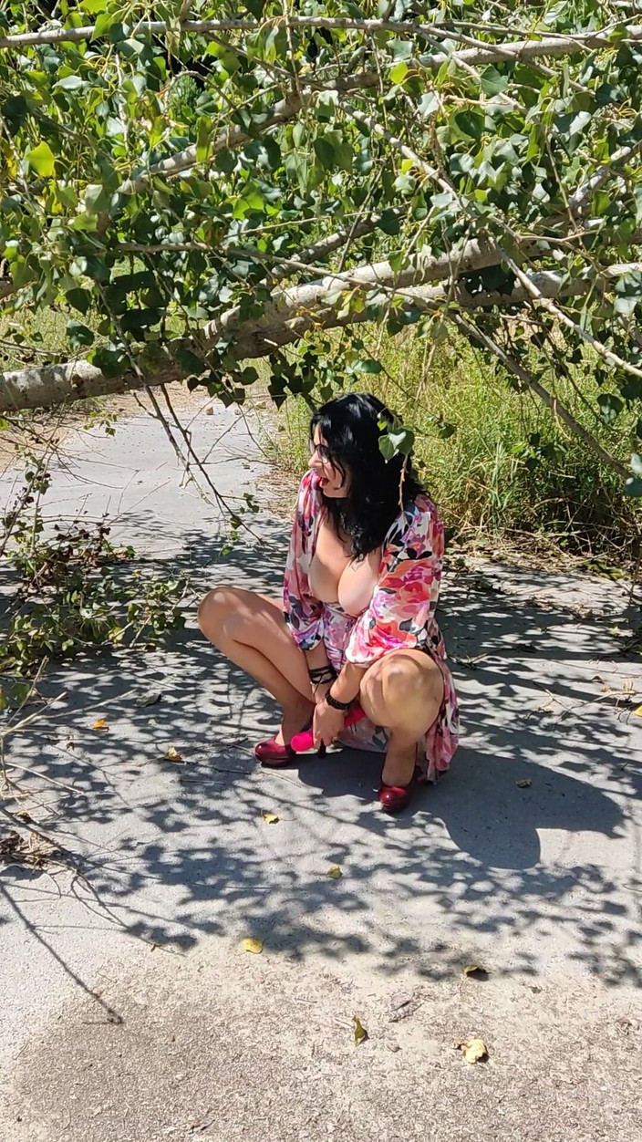 Toilet Mommy: 50 Plus zralá kráska masturbuje venku