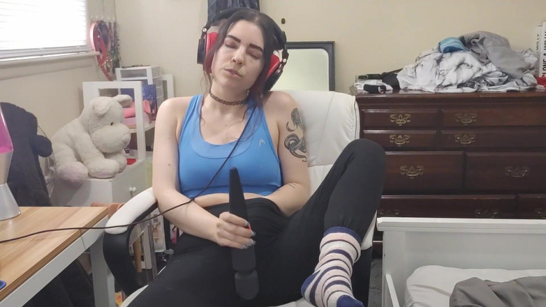 lilredvelvettt: 戴着耳机听音乐高潮