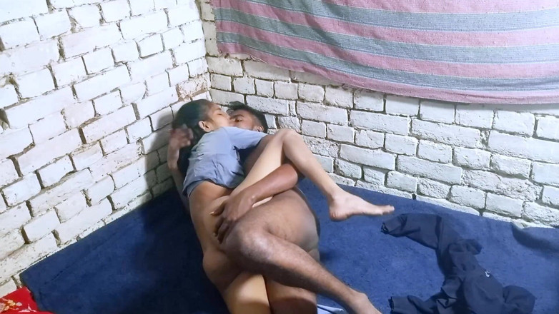 Shivanibaby: Fată singură futută la fermă