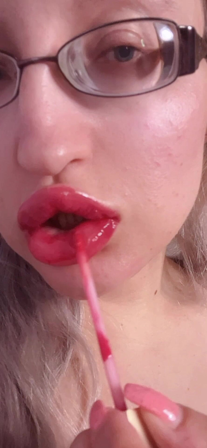 FinDom Goaldigger: Gloss glipstik merah sedang menawan