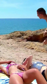 Hete strandneukpartij met magere tieners Amadea en Bianca
