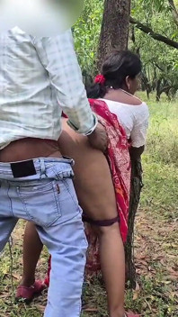 Une bhabhi du village se fait baiser par un étudiant dans la forêt, sona bhabhi baise pour la première fois dans la nature par son copain