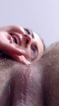 Sucer une bite et lécher le trou du cul. Laura Dee fait le meilleur du anulingus de tous les temps, du sperme de la bouche au trou du cul... et elle adore ça