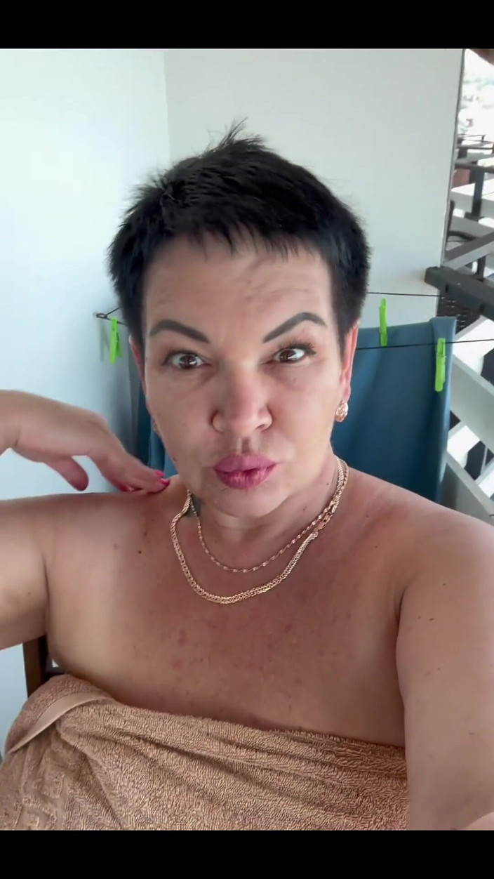 KarmenMilf: Aku lagi asik muasin memekku sendirian di balkon di pinggir...