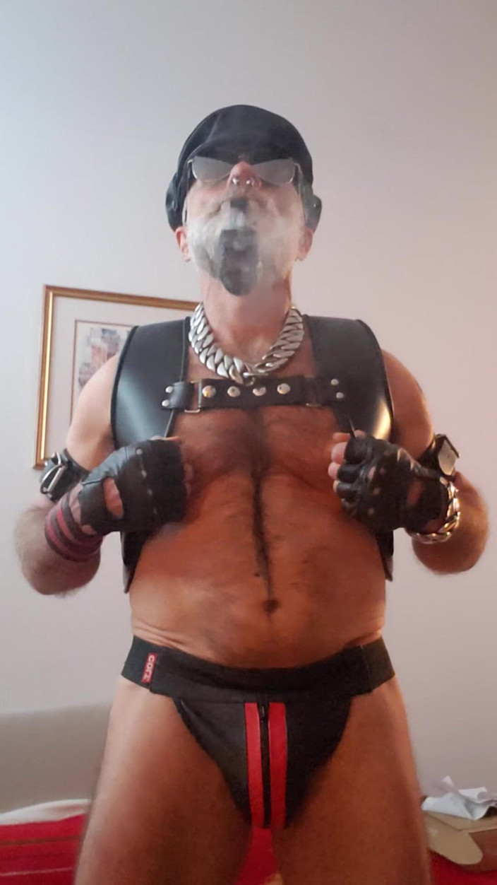 Muscles Cigar FFPig: Zigarre stiefvater genießt Pfeife mit einem neuen Paar Nippelklemmen Von...