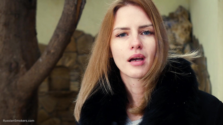 Russian Smokers: Anastasia raucht draußen 120mm zigarette