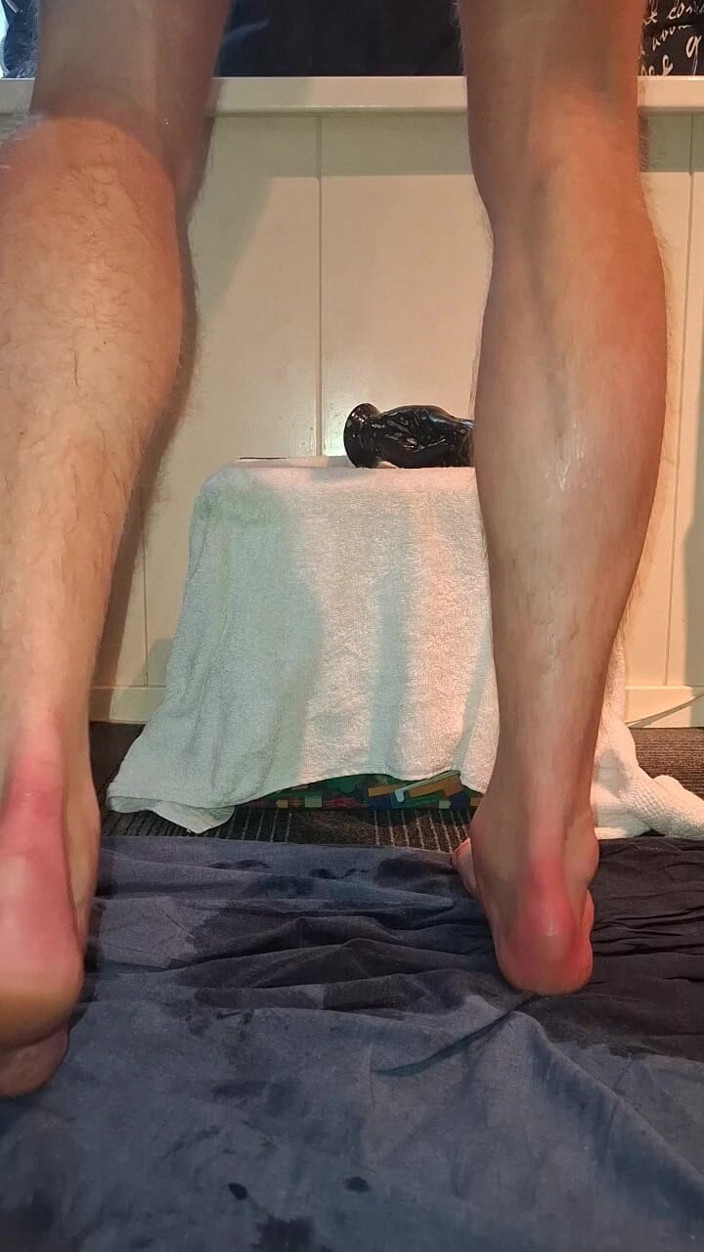 NoFace Twink X: Solo Gay Noface Twink X călărind un vibrator imens și distrugându-i...