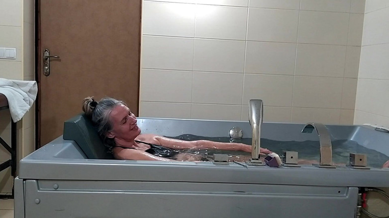 Lukerya: Samotny relaks w jacuzzi