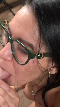Jade Greene oral seks için soyunuyor