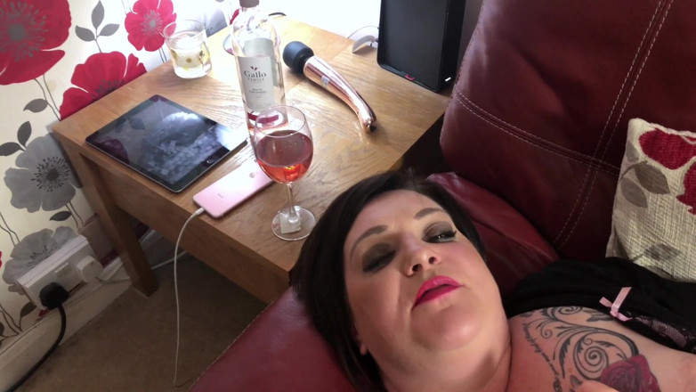 Amy Black the Slutty Scottish MILF: Amy Black alleen thuis