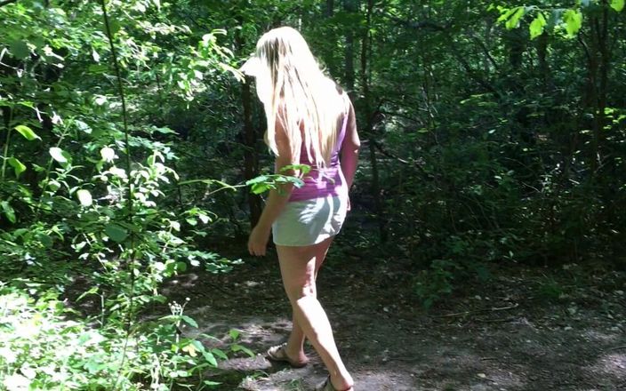 SweetSusi: Napalona wkurzona w lesie