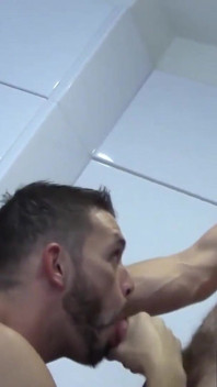 Nua australiana gay randy oferece seu pau enorme para Danny enquanto cozinha