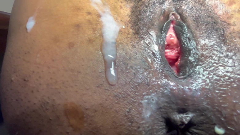 Prettypussy102: A entregador fode o chefe