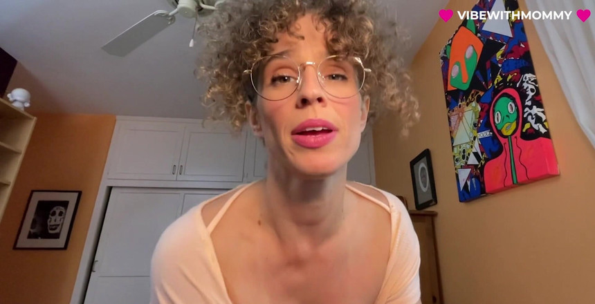 VibeWithMommy: Mama vitregă evreie cu țâțe și muie joi! Vreau să te ajut...