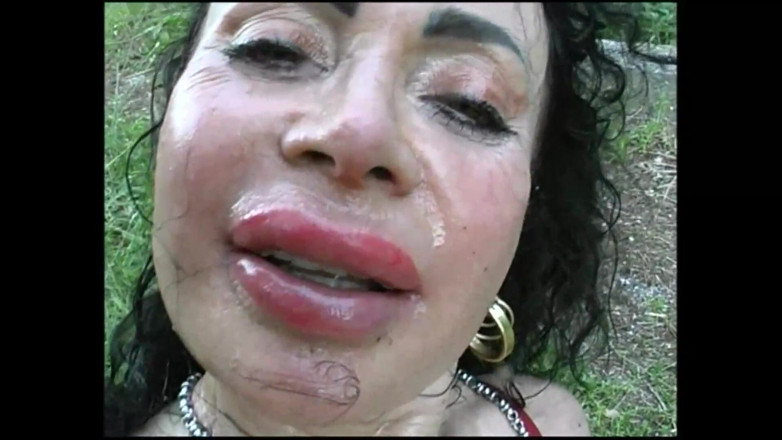 MILF still slut: Une MILF coquine dans le parc se fait baiser et...